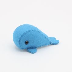 Felt Whale Plush Back Felt Whale, Diy Plush Toys, Whale Plush, Felt Sewing, Felt Animal Patterns, Hand Sewing Projects, Cute Sewing Projects, Plushie Patterns, Diy Cat