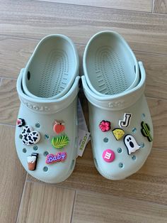 Crocs Inspiration, Croc Outfits, Jibbitz Crocs, Crocs Fashion, Medical Uniforms, Women's Crocs