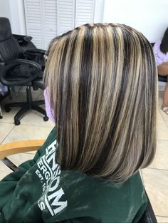 Blonde Hilights On Dark Brown Hair, Frosted Hair Highlights, Highlights On Short Hair, Short Hair With Highlights, Bob With Highlights, Short Hair Highlights, Beauty Hair Color