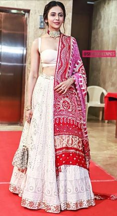 Lehanga Designs Bandhani, Bandhini Outfit Ideas, Lakhnavi Lehenga Choli With Bandhani Dupatta, Chaniya Choli Designs Weddings Fashion Styles, Bhandej Lehenga, Lakhnavi Lehenga Choli, Lehenga Blouse Design, Lehenga And Blouse, White Lehenga