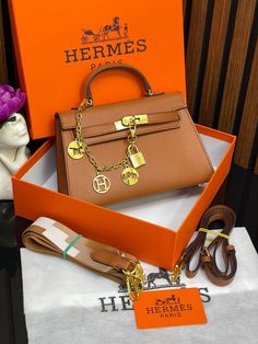 Hermes Bag Aesthetic, Brandname Bag, Casual Sporty Outfits, Versace Handbags, Luggage Store, Trendy Handbags, Fancy Bags, Luxury Purses