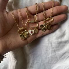 Charm Jewelry Gold, Charms For Necklaces Pendants, Caribeaner Necklace, Locket Necklace Stack, Gold Charm Jewelry, Vintage Gold Charm Necklace, Charm Necklace Carabiner, Stacked Charm Necklace, Carabeaner Necklace