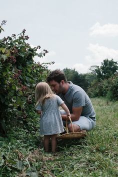 Blackberry Picking, Foto Baby, Photo Couple, Cute Family, Family Goals, Future Life, The Grass, Future Baby, Future Kids