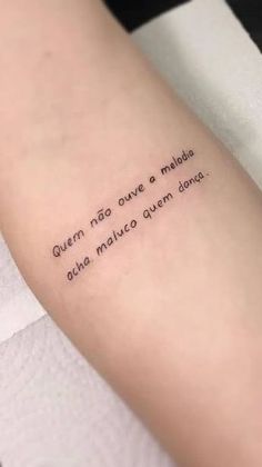 a person with a tattoo on their arm that says, queen nao have a mello