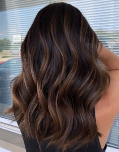 Rambut Brunette, Brown Hair Looks, Brown Hair Inspo, Brunette Hair With Highlights, Dark Hair With Highlights, Brunette Balayage Hair, Brown Balayage, Highlights Brown Hair, Brown Highlights