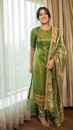 Mirnalini Ravi, Long Kurta Designs, Dress Designs For Stitching, Silk Kurti Designs, Stylish Kurtis Design, Model Top, Lehenga Designs Simple, Churidar Designs, Simple Kurta Designs