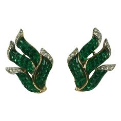 Rare Trifari Alfred Philippe Art Deco style gold plated, crystal rhinestone pave and faux invisibly set emerald leaf ear clips. Mark dates this to after 1955 - part of a series advertised in June 1961 Excellent Condition, Marked: Trifari with Crown, C. Clip back fittings. Length 1" x . Width .75". Vintage Trifari Earrings, Ear Clips, Art Deco Stil, Estilo Art Deco, Art Deco Style, Deco Style, American Art, Art Deco Fashion, Crystal Rhinestone