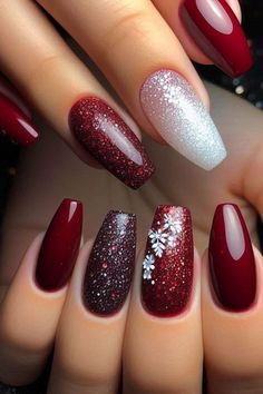 Red Winter Nails Design, December Nails Sparkle, Simple Xmas Nails Short, Wedding Nails Christmas, Red Nails With White Glitter, Christmas Elegant Nails Classy, Red Green And Silver Christmas Nails, Christmas Nexgen Nails, Cute Xmas Nail Designs