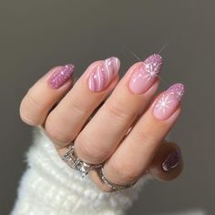 15 Pink Christmas Nail Ideas, From Dainty to Retro Pink Christmas Nail, Pale Nails, Christmas Nail Ideas, Snowflake Nail Art, Christmas Manicure, Snowflake Nails, Great Nails, New Nail Art, Instagram Nails