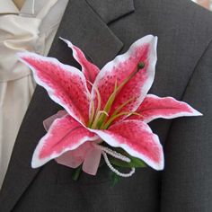 a boutonniere with a pink flower on it