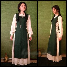 I like the linen dress and the outer apron is very nice too. Viking Dress, Viking Costume, Fest Outfits