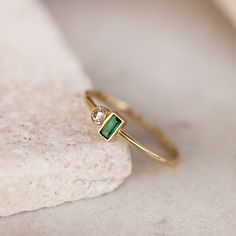 Jade And Gold Ring, Green Gem Rings, Minimal Rings Gold, Rings For Small Fingers, Gold Ring Green Stone, Stone Rings Women, Birthstones Ring, Simple Ring Design, Ruby Ring Designs