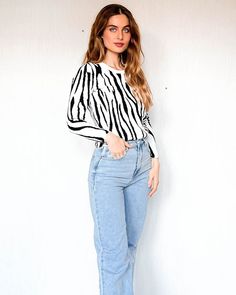 Dit super leuke zebraprint shirt is gemaakt van een lekkere warme stof en is daarom perfect voor jouw garderobe! Het zebraprint shirt kan eindeloos worden gecombineerd. Zebra Sweater, Women's Top