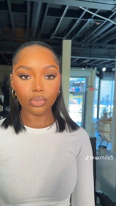 Natural Makeup Blackgirl, Sleeked Hairstyles, Light Glam Makeup, Stylish Photoshoot, Dark Makeup Looks, Dewy Makeup