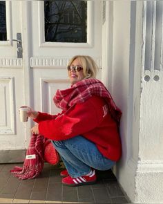 Winter Outfits Colourful, February Mood, Adidas Samba Outfit, Red Outfits, Nyc Fall, Samba Outfit, Girly Pop, Skandinavian Fashion, Winter Inspo