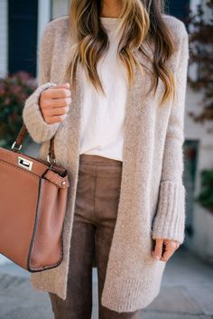 Casual Women's Fall/Winter Office Outfit Idea. Neutral Colors. Office Casual Outfit, Business Outfits Women, Outfit Trends, Looks Chic, Business Casual Outfits, Fashion Mode, Work Attire