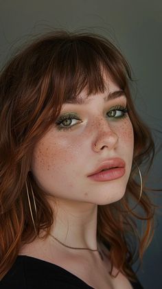 This makeup look utilizes a soft moss green eyeshadow applied over the eyelid, gently diffused at the edges for a subtle, smoky effect. The inner corner of the eyes are highlighted with a touch of gold, adding a hint of sparkle and dimension. This natural approach to green eyeshadow is paired with understated black eyeliner along the upper lash line, enhancing the eyes without overwhelming the soft green hue. Summer Makeup Green Eyes, Simple Unique Eye Makeup, Soft Green Eyeshadow, Fall Makeup 2024, Subtle Colorful Eye Makeup, Green Eyes Makeup Looks, Eyeshadow Green Eyes, Summer Eyeshadow Looks, Makeup Looks For Hazel Eyes