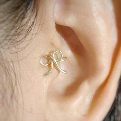 This is a single ear cuff. made by hand craft,Blending solid wire Then  soldering every part together after that I polished,plated with 14k gold. Every product  is all hand made jewelry.Some of our design may have one of a kind. But reasonable price. Size :  4*4 mm Material: Solid Sterling Silver 92.5 wire plated with 14 k gold in high quality. You can slice onto your ear and squeeze gently to your size,Simple clip earring around to your ear lobe with cute&Simple ear clip Tragus Ear Cuff, Ear Cuffs No Piercing, Ear Cuff Silver, Piercing Fake, Tragus Jewelry, Silver Ear Cuff, Earrings Ear, Ear Cuffs, Cartilage Earrings