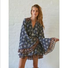 A Mini Flowy Dress Perfect For Summer Flowy Tunic, Printed Tunic Dress, Free People Mini Dress, Maxi Tops, Floral Tunic, Tunic Styles, Print Tunic, Bohemian Clothes, Hippie Style