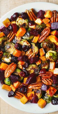 Thanksgiving Side Dish - Roasted Butternut Squash, Brussels Sprouts, Beets, Pecans, and Cranberries. Roasted Vegetable Recipes, Winter Vegetables, God Mat, Roasted Butternut, Diet Keto, Vegetable Salad, Veggie Dishes, Brussels Sprouts, Vegetable Side Dishes