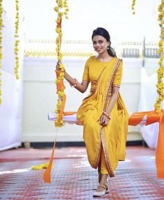 Dress For Haldi Function, Haldi Dress Ideas, भारतीय दुल्हन संबंधी, Mehandi Outfits, Haldi Ceremony Outfit, Haldi Outfit