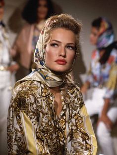 These Versace Pictures Might Stop You From Doing Any Work | Who What Wear UK Versace Aesthetic, Look Gatsby, Karen Mulder, 90s Supermodels, Model Pose, Top Models, Cindy Crawford