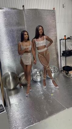 Baddie Photoshoot Ideas Birthday, Photoshoot Ideas For Best Friends Black, Birthday Photoshoot Ideas With Friends, Bestfriend Photo Shoot Ideas Bestfriends, Video Photoshoot, Silver Backdrop, Bday Photoshoot, 21st Birthday Outfits, Sisters Photoshoot Poses