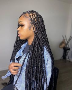 Step by step soft locs tutorials, type of hair used for soft locs and 30 soft locs hairstyles you gotta try next. Hairstyles For Soft Locs, Hairstyles For University, University Hairstyles, Soft Locs Hairstyles, Jah Locs, Black Cornrows, Butterfly Locks, Big Afro, Soft Locs