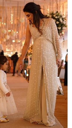 Wedding Outfits For Pregnant Women, Pregnant Outfits Indian, Party Wear For Pregnant Women, Maternity Indian Wear, Pregnancy Wedding Dress Indian, Maternity Dress Indian