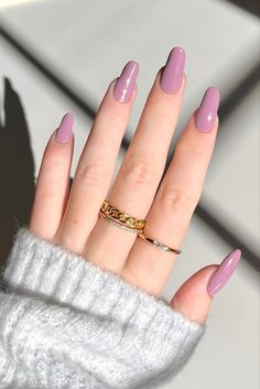 Add a touch of romance to your nail look with Little Sky Stone's Ellie Link Ring. The regal purple shade of the nails is perfectly complemented by the elegant gold and unique link design of the ring. 💜 #springnails #easternails #goldjewelry #trendyjewelry #goldrings #spring2023 #nailinspospring Nails Sparkly, Link Ring, Easter Nails, Linking Rings, Purple Nails, Trendy Jewelry, For Real