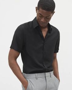 Cette chemise habillée performance à coupe étroite est dotée d'un tissu en effet de maille, ce qui en fait la pièce parfaite pour composer votre tenue au bureau ou pour une occasion spéciale, tout en conservant sa forme et son touché après le lavage. Pour un look cool sans effort, vous allez adorer le tissu léger en viscose de cette chemise à manches courtes de coupe étroite. Avec ses revers roulés, cette chemise ajoutera du style à votre pantalon de ville ou à votre short chino. - Coupe étroite Coast Outfit, Slim Fit Dress, Slim Fit Dress Shirts, Performance Dresses, Short Sleeve Dress Shirt, Clothing Men, Fitted Dress Shirts, Fabric Making, Slim Fit Dresses