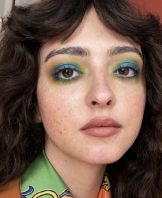 Makeup For Bright Green Dress, Primary Color Makeup Look, Jewel Tone Makeup Looks, Fun Eyeshadow Looks For Beginners, Funky Eyeshadow Looks, Wes Anderson Makeup, Fun Summer Makeup, Dots On Face Makeup, Fun Eyeshadow Looks Colorful