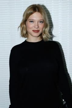 Léa Seydoux upgrades her bob for the evening with smooth waves and red lips. Razor Bob Haircut, Short Bob Bangs, Flipped Bob, Bob Bangs, Lea Seydoux, Spiky Hair, Haircut Short, Hair Envy, 가을 패션