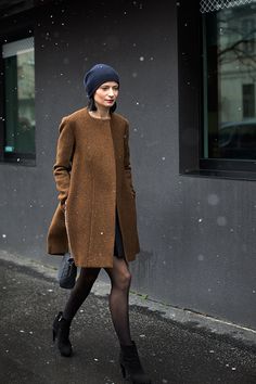 The perfect coat- photographed by the Sartorialist in Milan. Woman Walking, Fashion Things, Photography Editorial, Lady Style, Perfect Coat, Style Watch, Style Winter