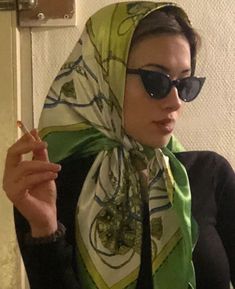 Head Scarf Outfit, Muzică Rock, Scarf Aesthetic, Braided Scarf, Silk Scarf Hair, Hair Scarf Styles, Silk Headscarf, Scarf Outfit