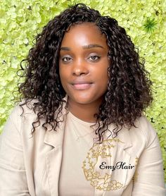 Shoulder-Grazing Crochet Bob with Wispy Ends Individual Crochet Braids, Crochet Bob, Crochet Curls, Side Cornrows, Crochet Hairstyles, Individual Braids, Curly Crochet Hair Styles, Hair Adviser, Amazing Crochet