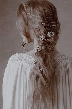 Royal Hairstyles, The Wet Look, Christmas Hairstyle, Medieval Hairstyles, Hairstyle Easy, Fantasy Princess, Fairytale Photography