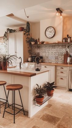 40+ Inspiring Boho Kitchen Designs That'll Make Cooking a Dream Boho Kitchen Colors, Small Boho Kitchen Ideas, Modern Mexican Kitchen, Kitchen Design Boho, Rustic Boho Kitchen, Boho Chic House, Refined Bohemian, Boho Farmhouse Kitchen, Bohemian Farmhouse Decor