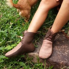 Learn how to make custom-fitted leather moccasins by hand with Lougaya, just as if you were watching over her shoulder. Over the course of this step-by-step video tutorial, Lougaya demonstrates how to make a pair of moccasins with laces in 3 different styles (under the ankle, above the ankle, and lined with sheepskin). Boots Diy, Barefoot Boots, Minimalist Shoes, Moccasin Boots, Leather Crafts, Leather Moccasins, Low Boots, Barefoot Shoes, How To Make Shoes