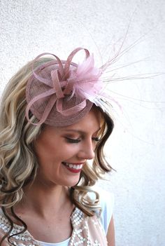 Sinamay Fascinator with feathers and satin headband. Perfect Piece for a wedding, tea party or any other special occasion. -Available in other colors -Comfortable -Ultra Light Check out our men's tie collection! Find one to match your hat! Plain, floral and plaid bow ties and neck ties available here: https://www.etsy.com/shop/TheHatHive?ref=seller-platform-mcnav&section_id=18551844 Matching mini Mommy & Me pieces available for toddlers and young girls! See them here: https://www.etsy.co Fascinator Styles, Blush Pink Fascinator, Tea Party Recipes, Fascinator Hats Diy, Tea Bridal Shower, Green Fascinator, Hat Tea Party, Derby Fashion, Sinamay Fascinator