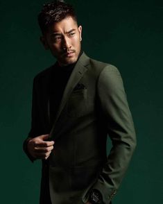 Male Headshot Poses, Portret Photography, Prom Portraits, Godfrey Gao, Male Headshots, Male Portrait Poses, Male Pose