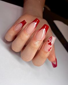 Birthday Nails Inspiration Sagittarius, Casino Night Nails, Queen Of Hearts Nails Acrylic, Nails For Las Vegas Trip, Casino Themed Nails, Vegas Nails Design, Vegas Nail Ideas, Cute Red Nail Designs, Vegas Themed Nails