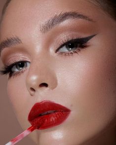 Red lips and gorgeous arrows - this makeup will crush hearts💋 Save this pin for yourself, and you can find makeup cosmetics in our profile ❣️ Winged Eyeliner With Red Lips, Eyeliner And Red Lips, Bridal Makeup Red Lips, Red Hair Makeup, Eras Concert, Nye Makeup, Silver Eyeshadow, Makeup Chair