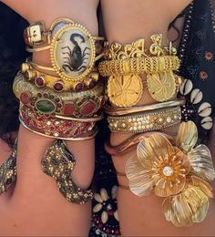 Gold Jewelry Maximalist, Maximalist Bracelets, Gold Maximalist Jewelry, Maximalist Gold Jewelry, Maximalist Jewelry Aesthetic, 90s Gold Jewelry, Chunky Jewelry Outfit, Bangles Outfit, Gold Chunky Jewelry