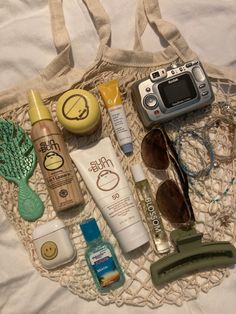 Summer Essentials Aesthetic, Beach Essentials For Women, Aesthetic Sunscreen, Beach Bag Aesthetic, Summer Bag Essentials, Bag Tour, Beach Bag Essentials, Everyday Bag Essentials, Ocean Travel