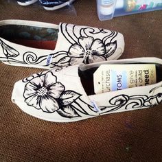 Custom painted flower toms for you! Just message me your size and which design you like I will get you a beige pair of TOMS and make some of these classic shoes for you (: Toms Wedding Shoes, Sharpie Shoes, Painting Backpack, Painted Shoes Diy, Painted Canvas Shoes, Sharpie Crafts, Custom Painted Shoes, Fabric Painting On Clothes, Men's Wedding Shoes