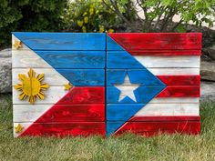 a wooden sign with the flag of the state of texas painted on it's side