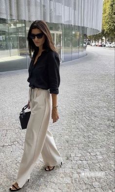 White Pants Outfit, Walking Down The Street, Summer Work Outfits, 60 Fashion, Casual Work Outfits, Looks Chic, 가을 패션, Business Casual Outfits, Looks Style