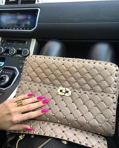 Guess the designer bag 🤔❓ Those “in the know” will automatically associate this bag with Valentino, without the actual name plastered across the front. Valentino quilted soft leather handbag with removable handle. It features a removable sliding chain strap to be carried by hand, on the shoulder or across the body. Handbags Affordable, Best Jewelry, Best Jewelry Stores, Cute Purses