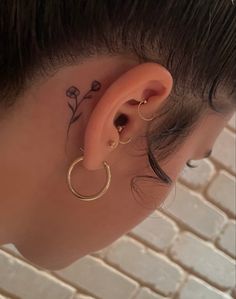 Flower tattoo behind the ear Basic Tattoos, Small Pretty Tattoos, Classy Tattoos, Jewelry Tattoo